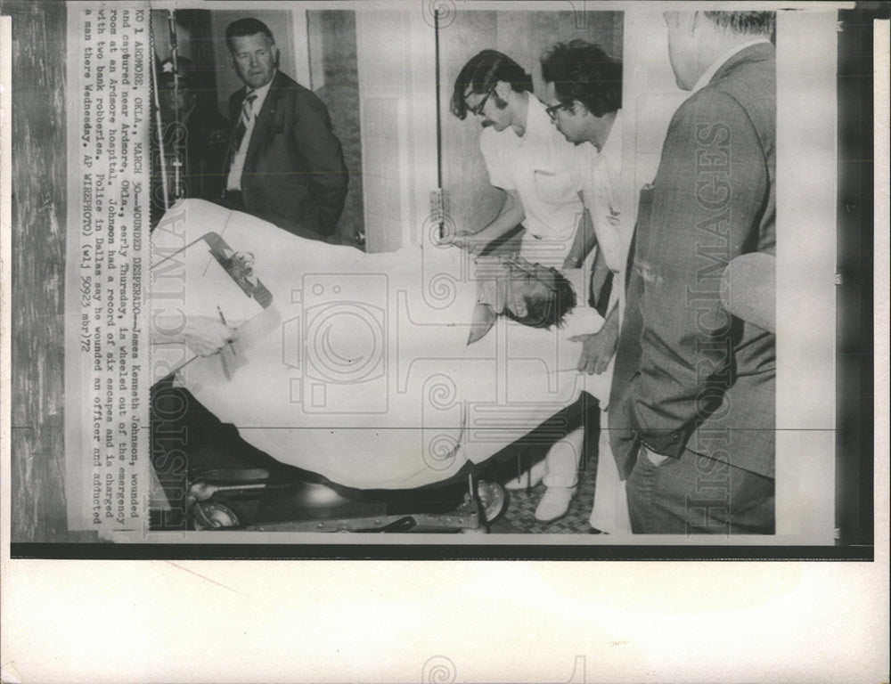 1972 Press Photo Johnson wounded escape emergency room - Historic Images