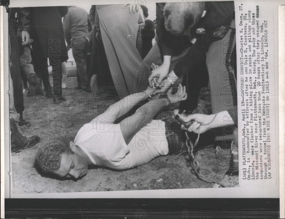 1964 Press Photo Charles Dean handcuffed by officers - Historic Images