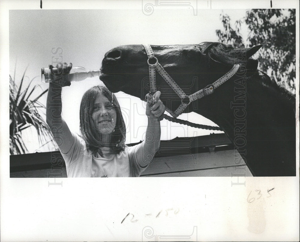 1977 Press Photo Christine Farnan &amp; Her Horse Dipper - Historic Images