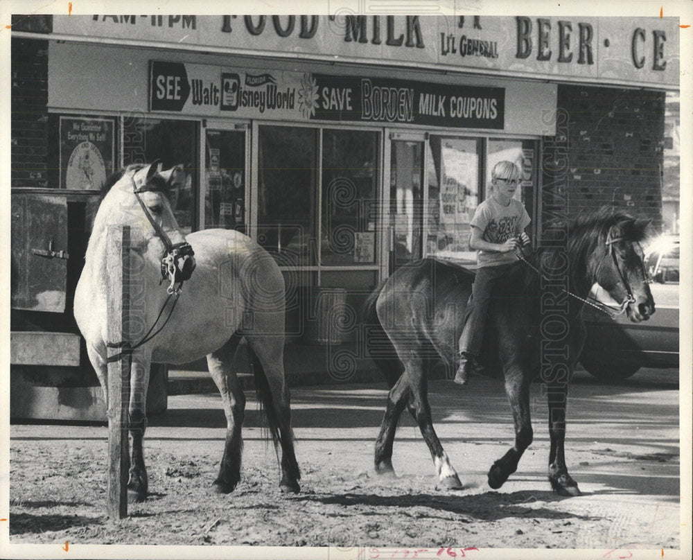 1972 Press Photo Boy Riding A Horse Bare Back - Historic Images