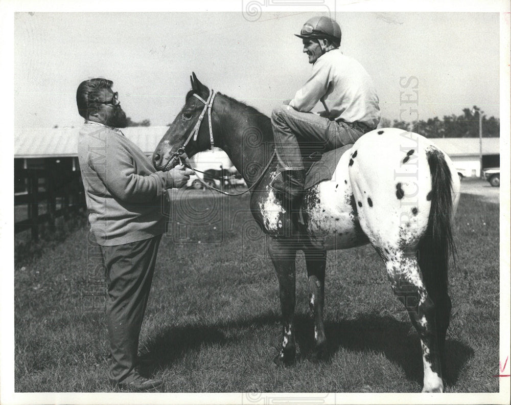 1975 Press Photo Jockey Leroy Miller With Cricket Boy - Historic Images