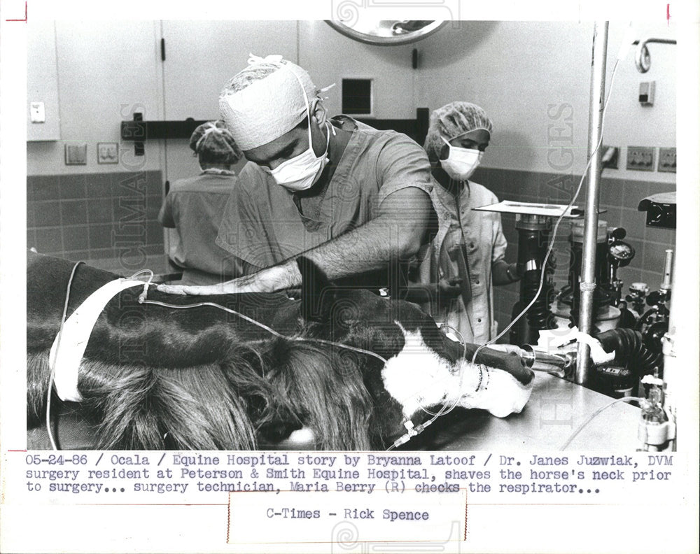 1986 Press Photo Dr. Juzwiak horse&#39;s neck surgery - Historic Images