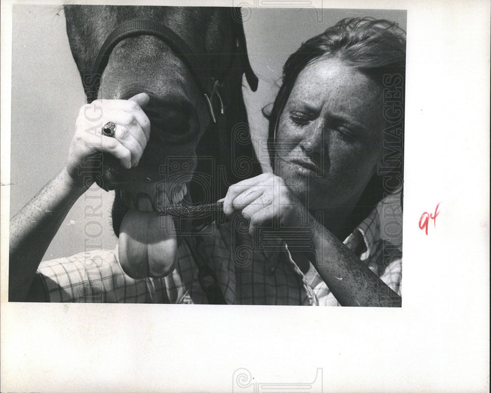 1969 Press Photo Karne Davis brushes teeth Lady Stables - Historic Images