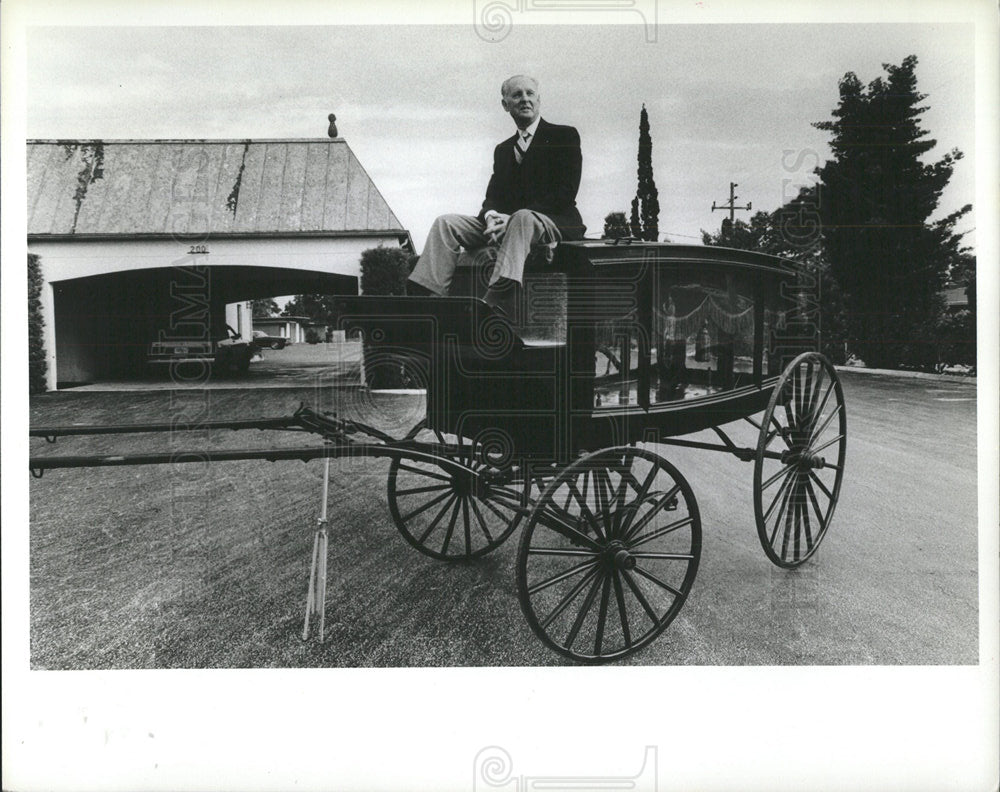 1983 Press Photo Fred Kenfield Rides Antique Carriage - Historic Images