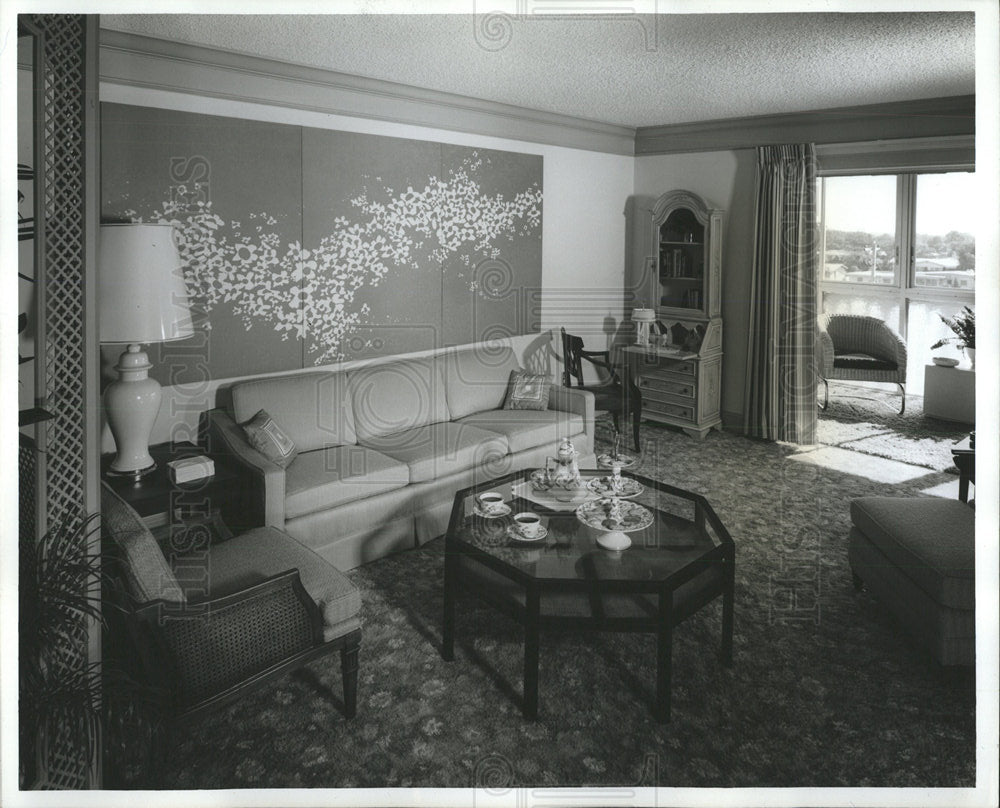 1971 Press Photo living room apartment Flower Garden - Historic Images