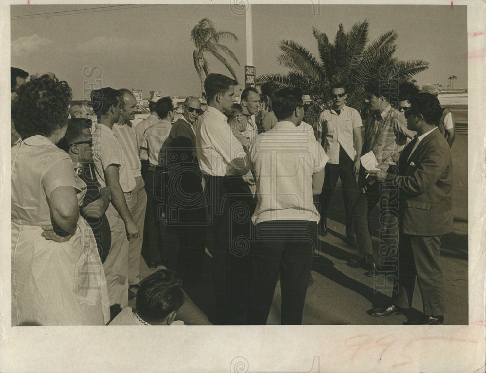 1963 Press Photo striking workers Port-o-Call paycheck - Historic Images