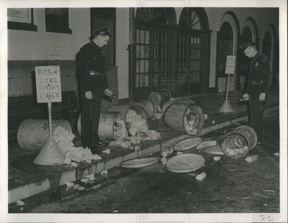 1951 Press Photo Patrolmen Bryant Roberts Trash Pier - Historic Images