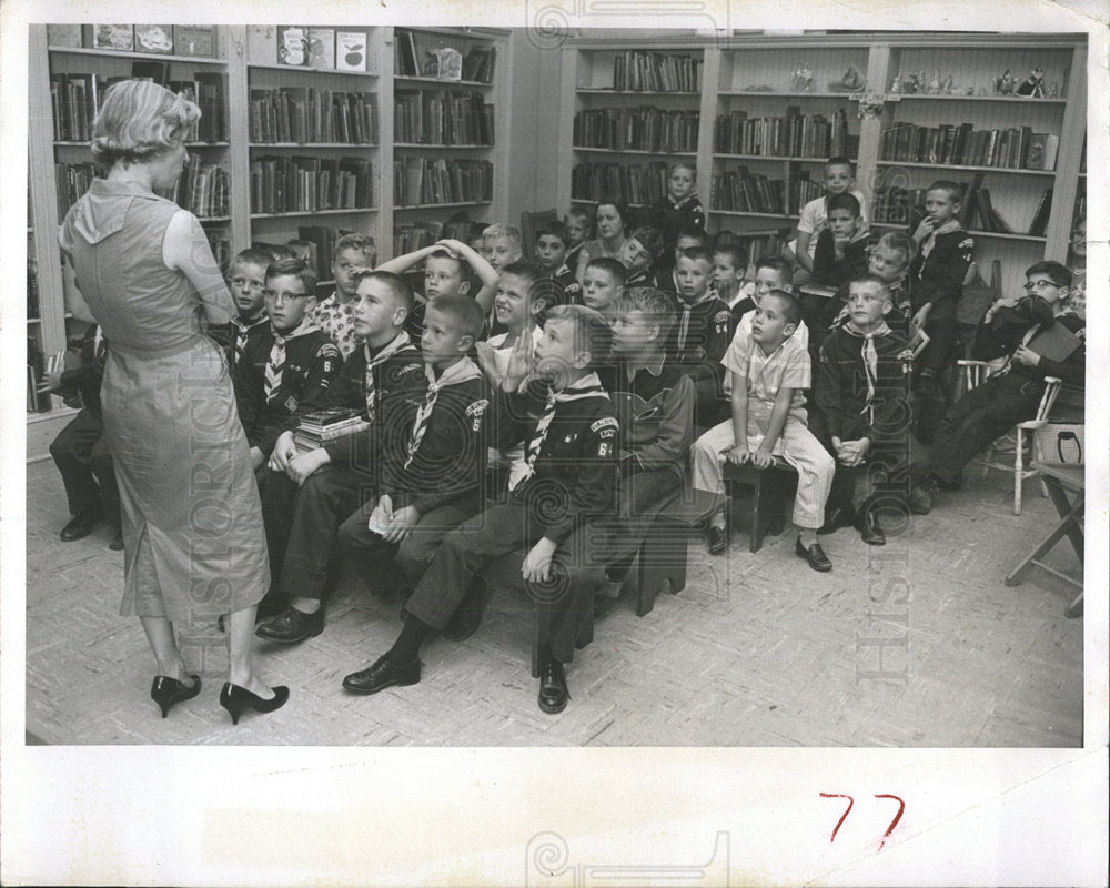 1959 Press Photo Mirror Lake Library Miss Irwin Scouts - Historic Images