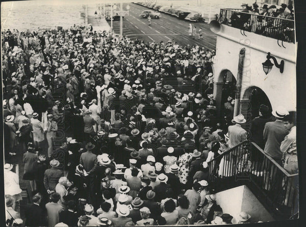 1945 EASTER SUNRISE SERVICE - Historic Images