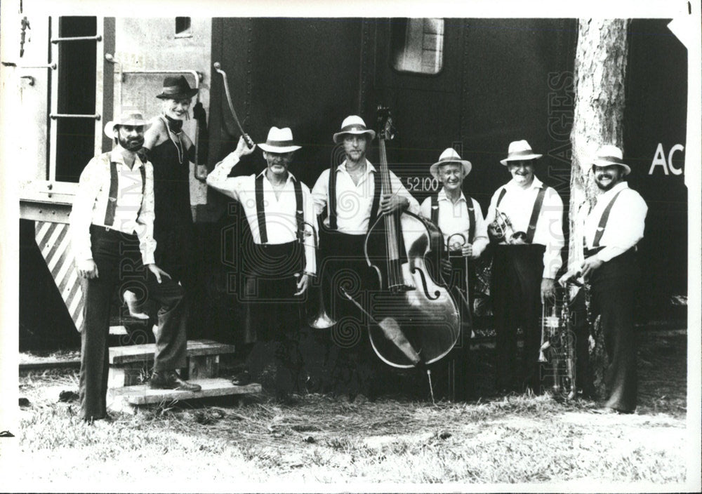 1987 Press Photo Group The Garden Avenue Seven - Historic Images