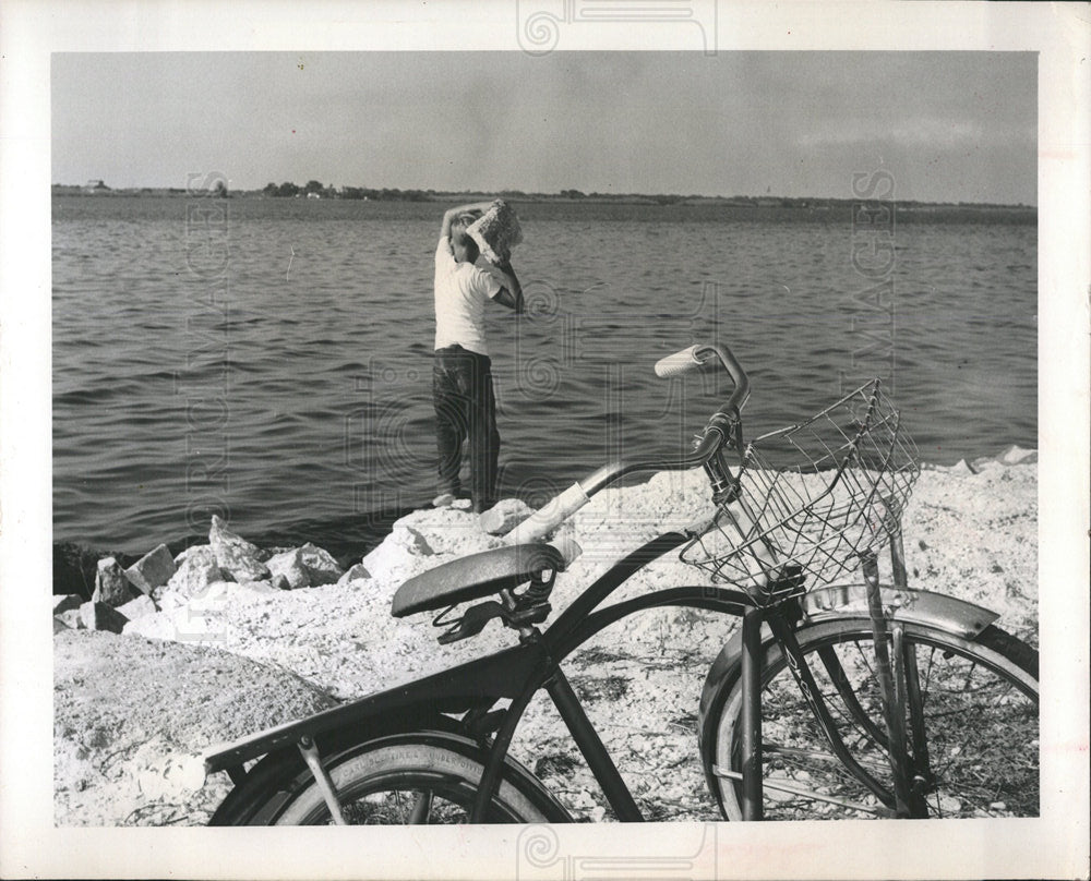 1964 Press Photo Bradenton Waterfront Boy Tossing Rock - Historic Images