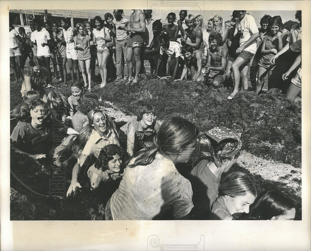 1975 Press Photo Manatee High School Mud Bowl Activity - Historic Images