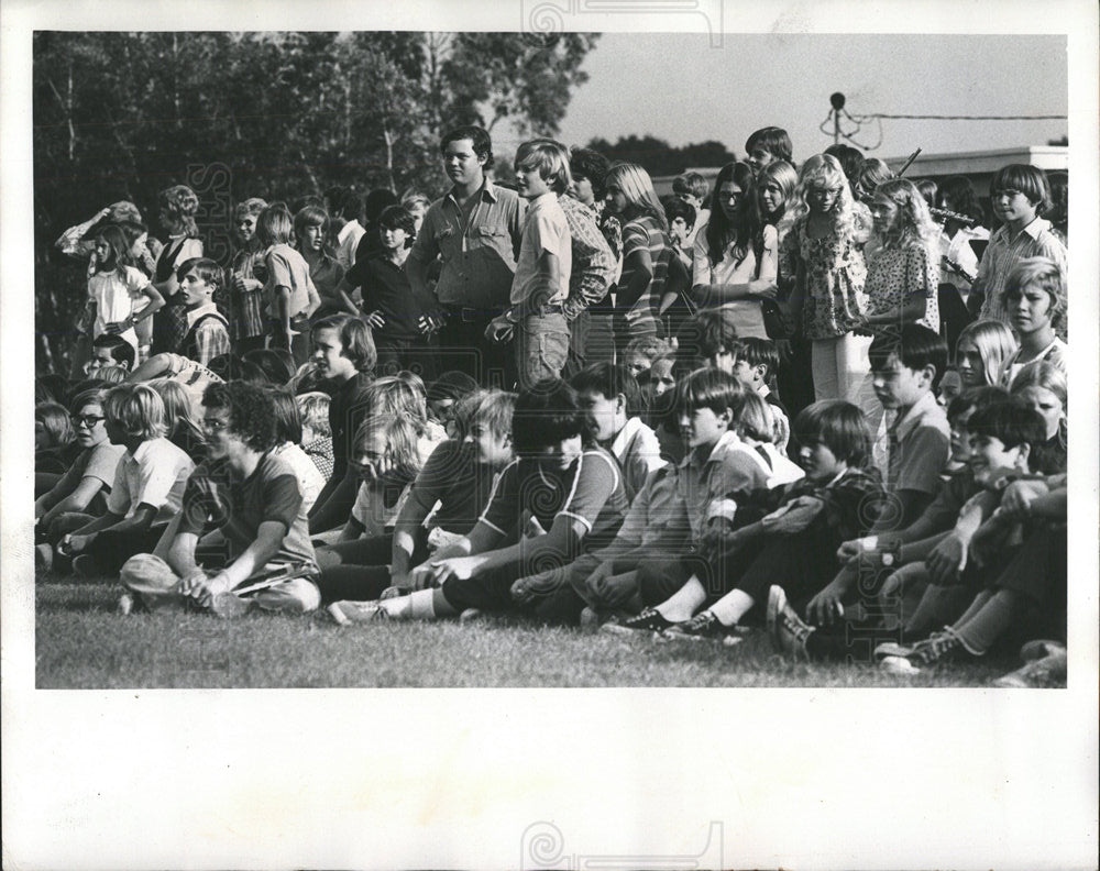 1973 Press Photo Students Watching Flag Football Game - Historic Images