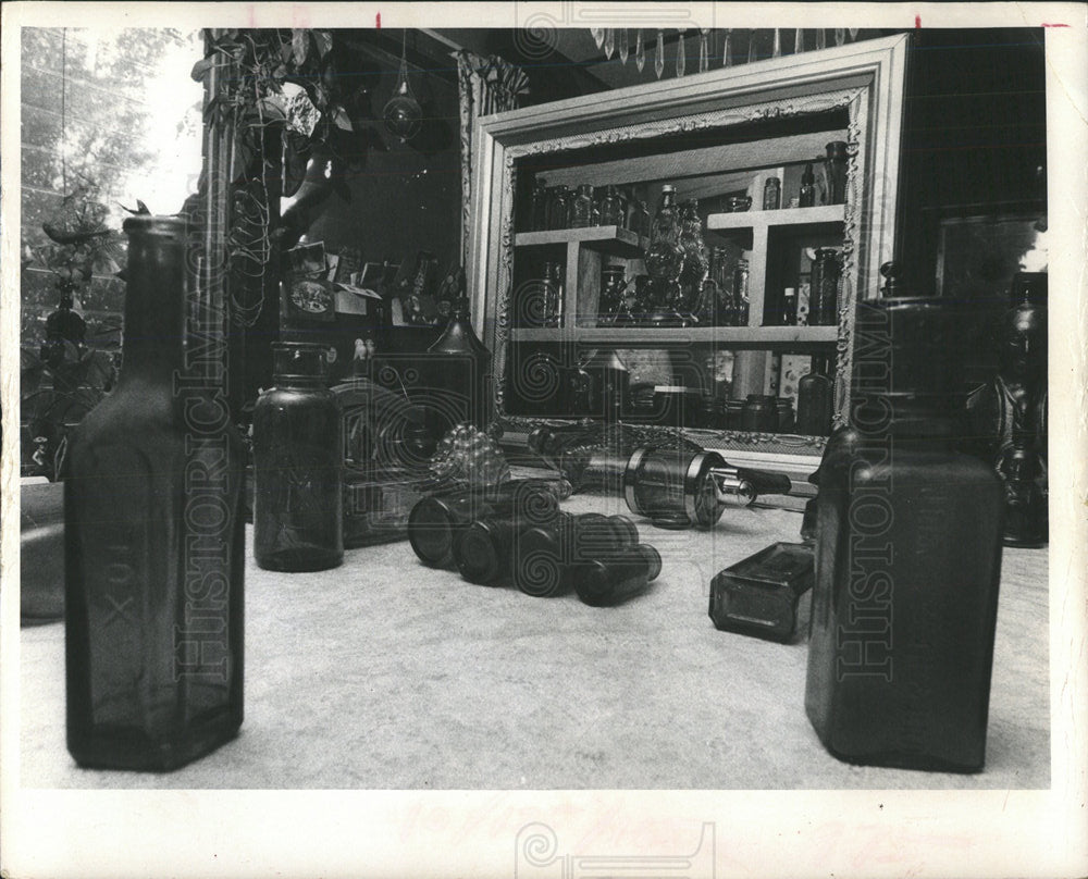 1972 Press Photo CR Boylin Store Bottles Displayed - Historic Images