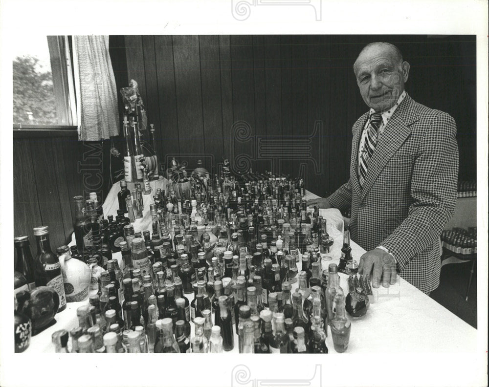 1981 Press Photo Bottle Collection Florida Albert Gray - Historic Images