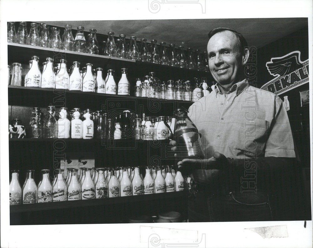 1991 Press Photo Bottle Collector Duey Holding Oldest - Historic Images