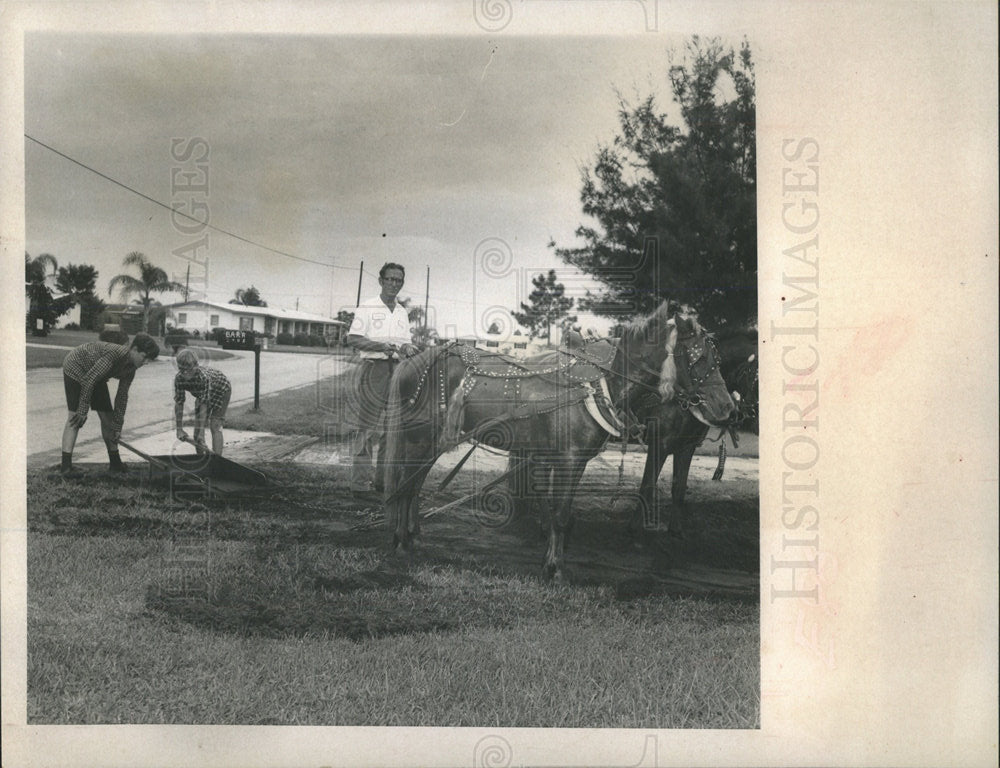 1969 Press Photo Barr horsepower pony spread topsoil - Historic Images