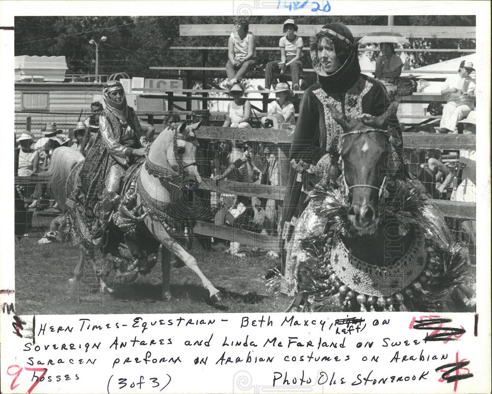 1985 Press Photo Maxcy and McFarland as Arabians - Historic Images