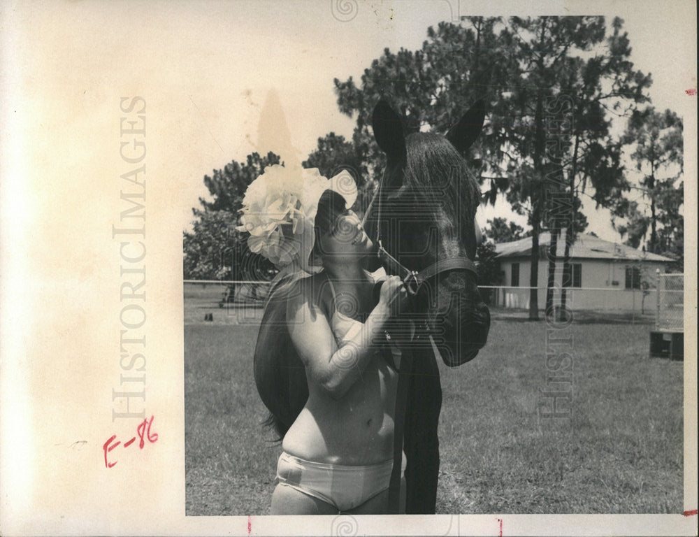 1969 Press Photo Gail Bressler and Danny Boy show love - Historic Images