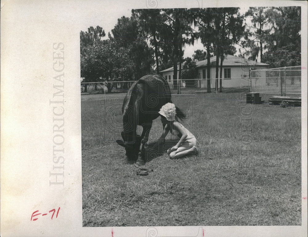 1969 Press Photo Youg Girl Training Her Horse - Historic Images