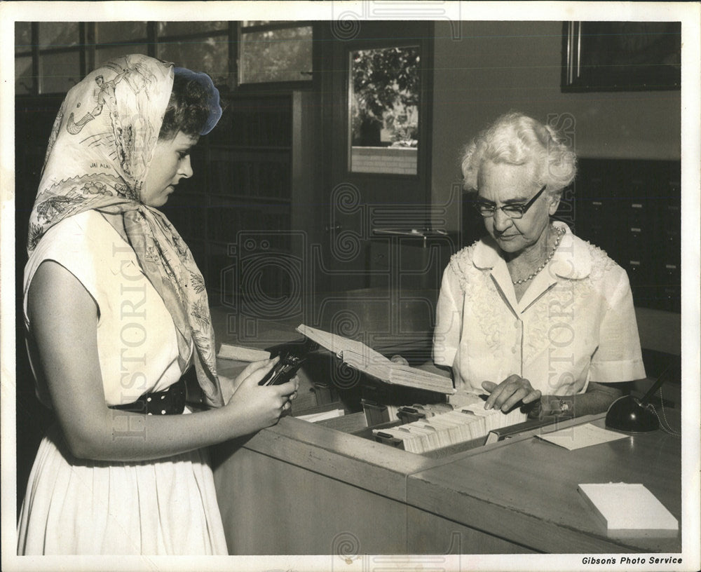 1957 Press Photo Checkout at Bradenton, Florida Library - Historic Images