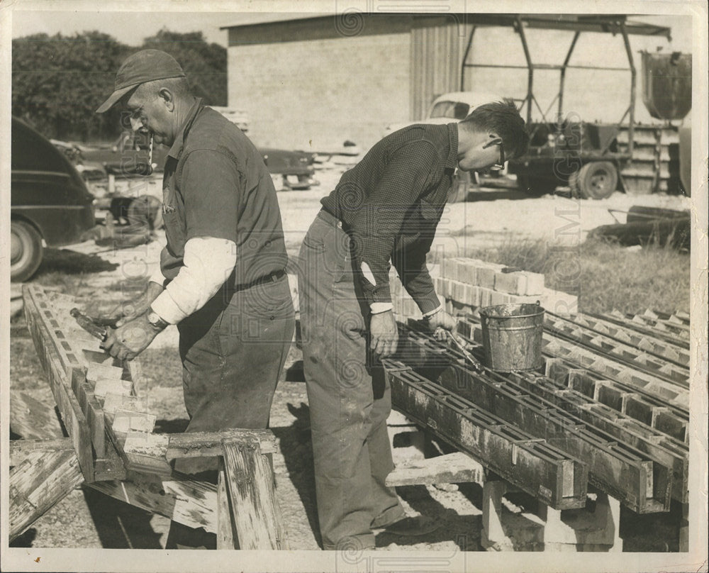 1967 Press Photo Brick making looks easy for workers - Historic Images