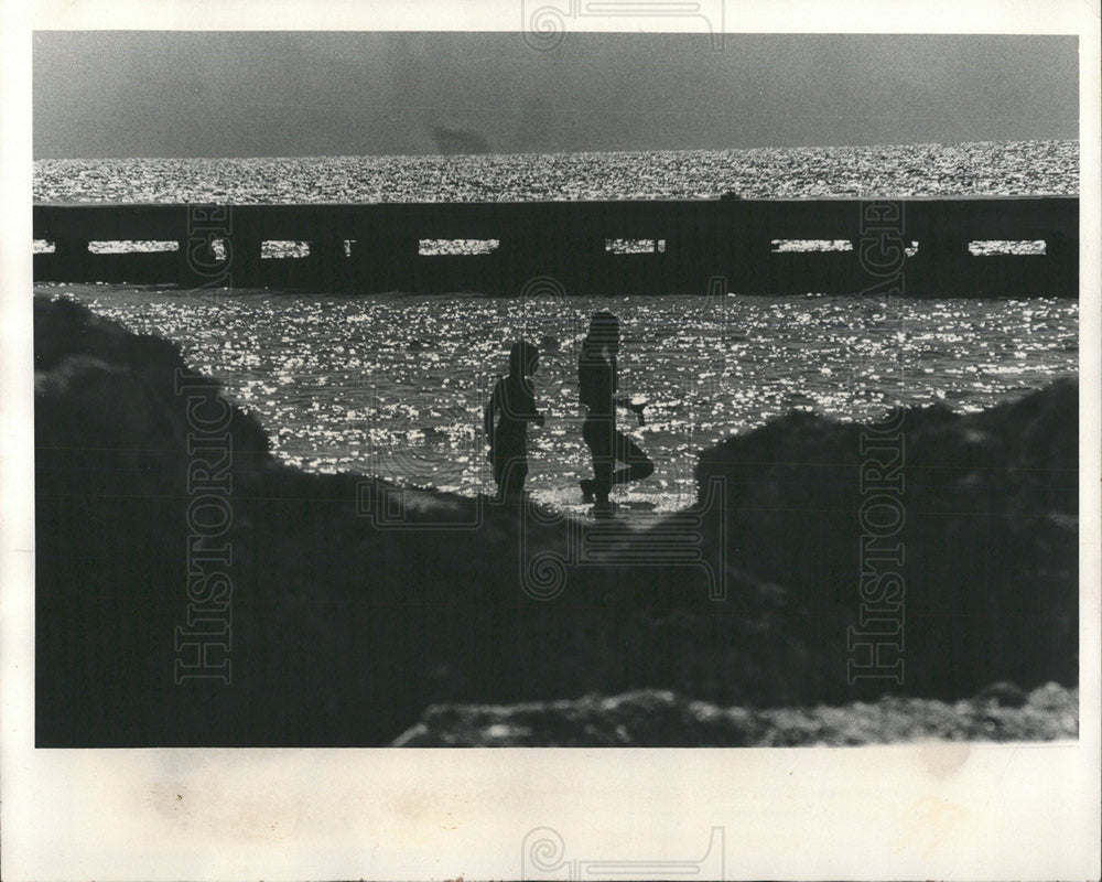 1974 Press Photo Bradenton Beach Siblings Running - Historic Images