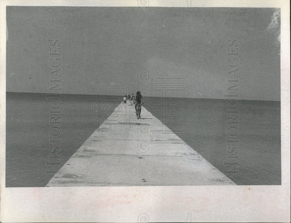 1970 Press Photo Cycler on erosion jetty, Bradenton FL - Historic Images