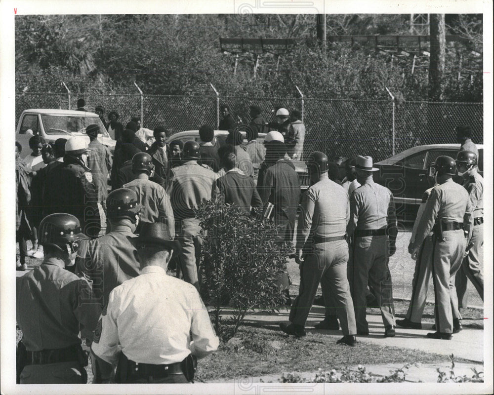 1970 Press Photo Manatee HS Students Marching Police - Historic Images