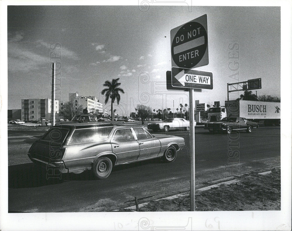 1977 Press Photo Cars on Manatee Street, Bradenton - Historic Images