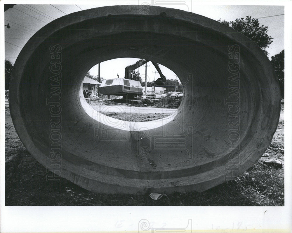 1977 Press Photo Construction Equipment Pipe View - Historic Images