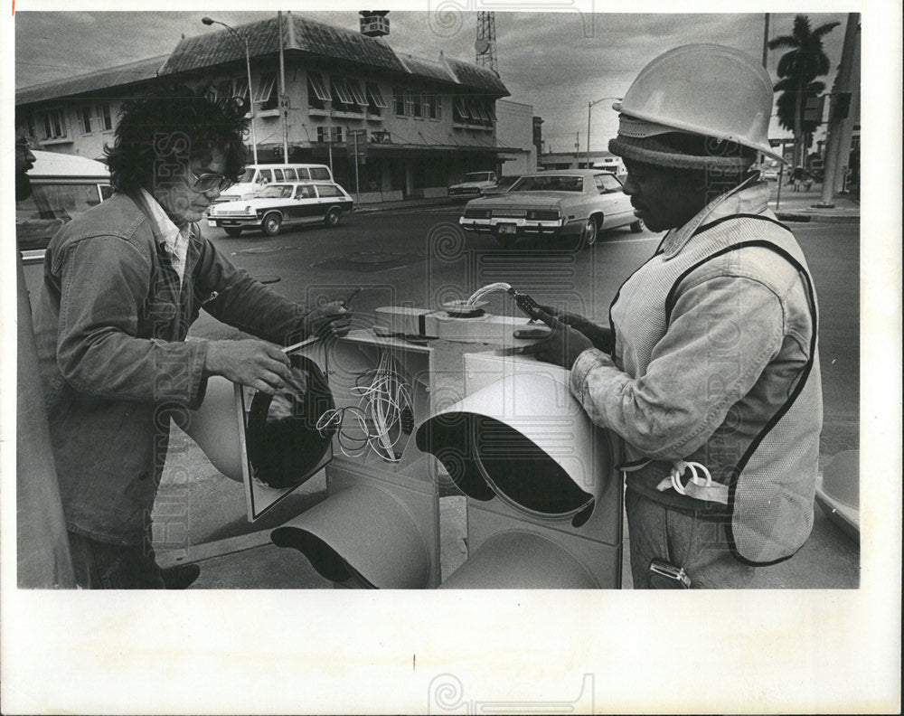 1977 Press Photo Workers Installing New Traffic Lights - Historic Images