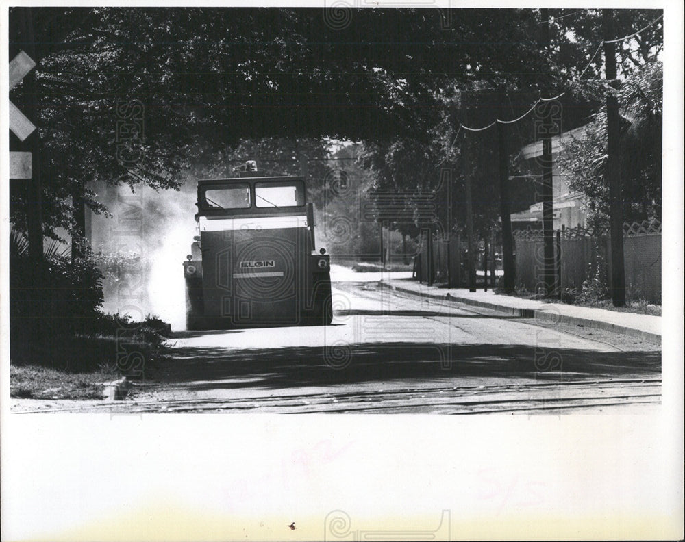 1977 Press Photo street sweeper, 13th Ave. Bradenton FL - Historic Images