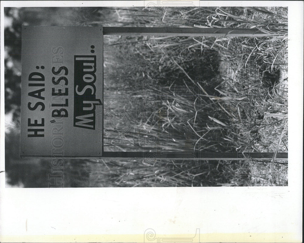 1977 Press Photo Residents Protest Road Conditions - Historic Images