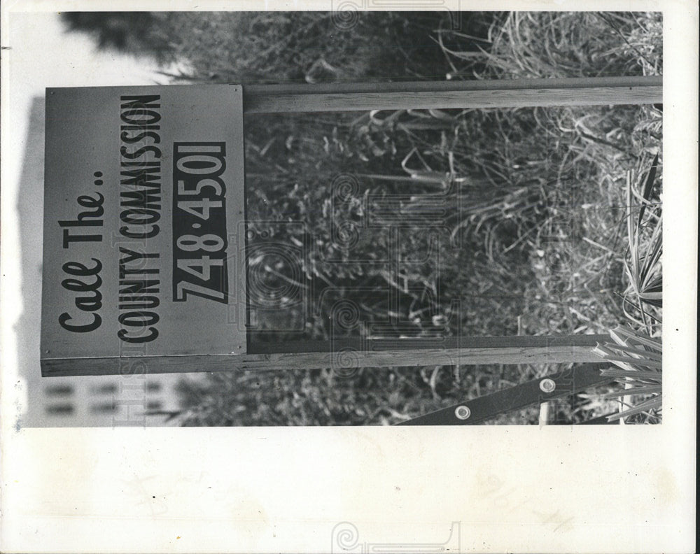 1977 Press Photo Street Sign County Commission Calls - Historic Images