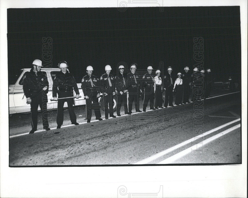 1975 Press Photo Bradenton Strike Police On Duty - Historic Images