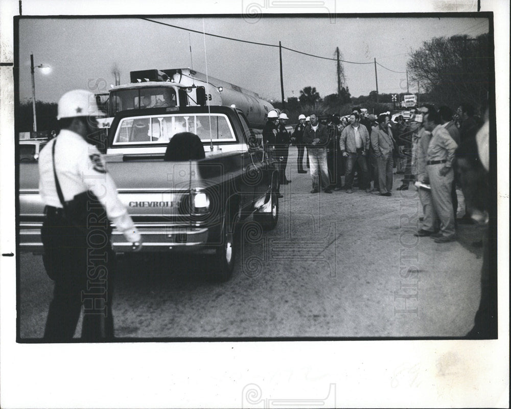 1975 Press Photo Police Circling Union Protestors FL - Historic Images