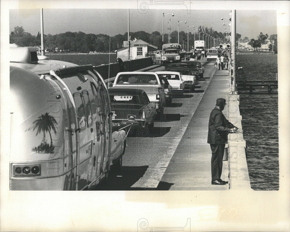 1975 Press Photo Green Bridge Road Traffic - Historic Images