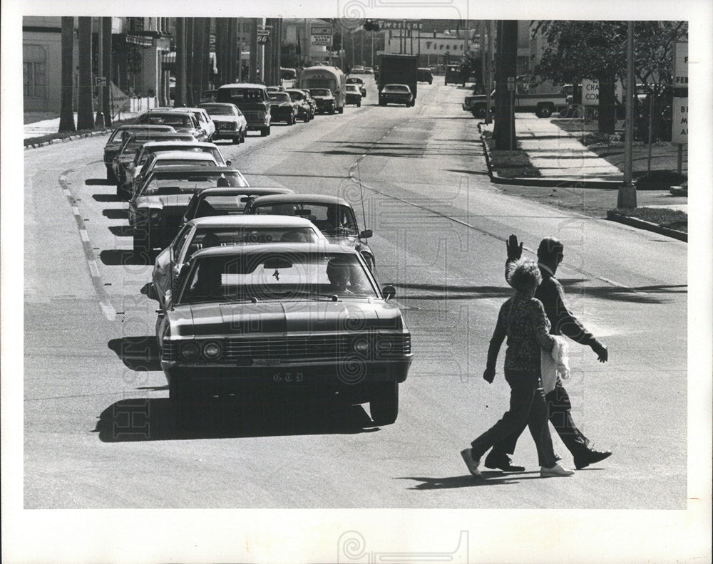 1975 Press Photo Green Bridge Tourists Car Traffic - Historic Images