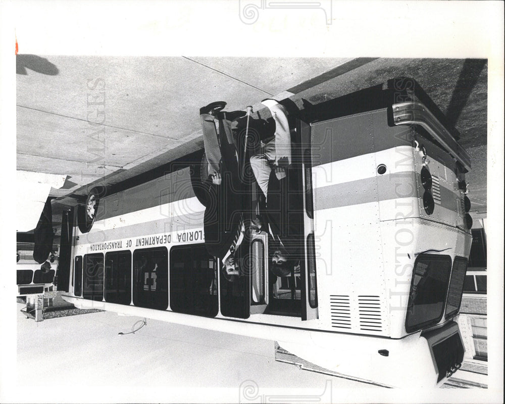 1975 Press Photo New Bus VIP Tour Bradenton Visitors - Historic Images