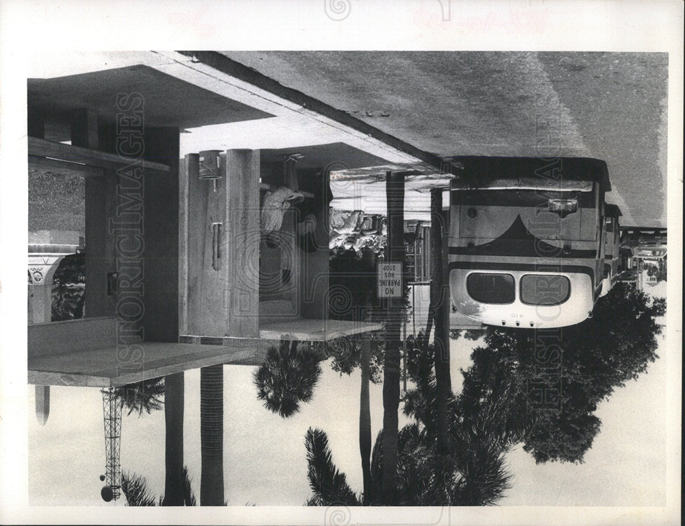 1972 Press Photo Bus Shelter Manatee County Courthouse - Historic Images