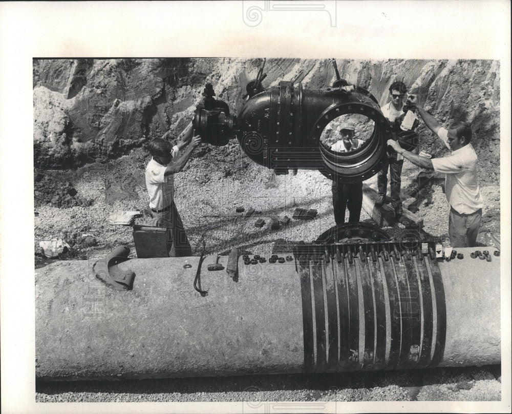 1970 Press Photo Workers Fixing Water Main Tapping - Historic Images