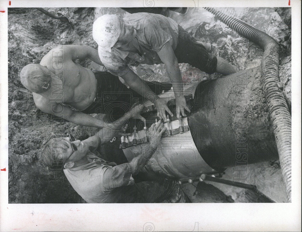 1970 Press Photo Bradenton Workers Patching Water Main - Historic Images