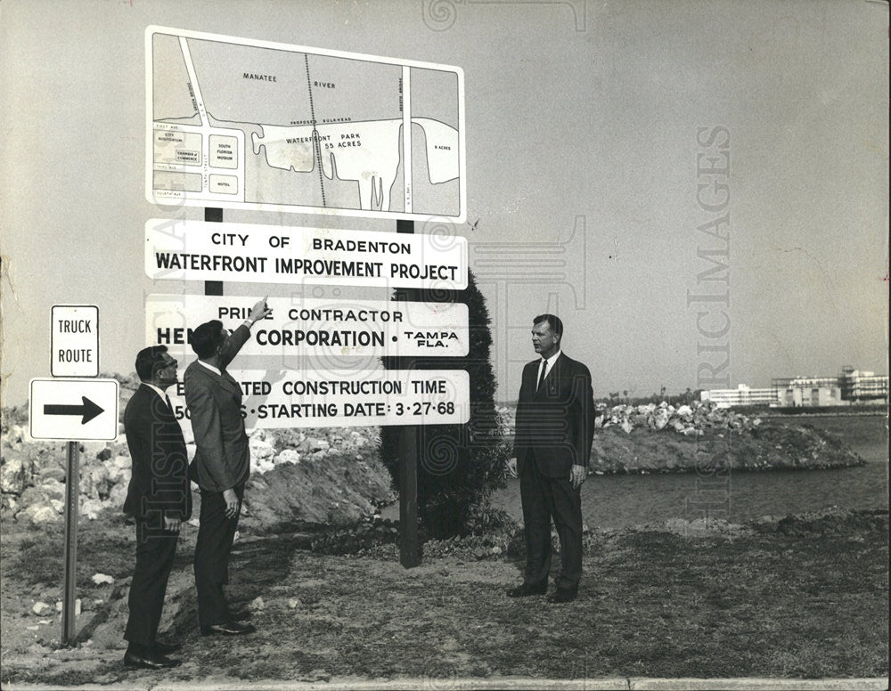 1968 Press Photo Signs Describing Waterfront Project - Historic Images