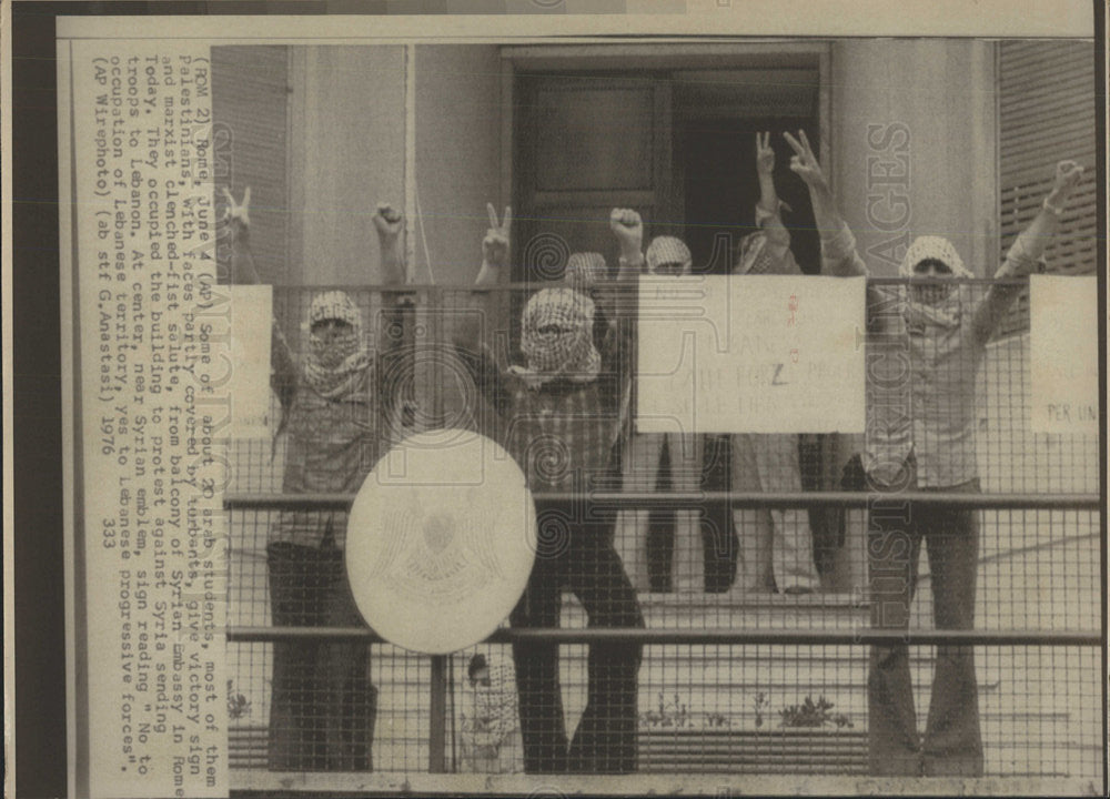 1976 Press Photo Arab Students Protest Syrian Embassy - Historic Images