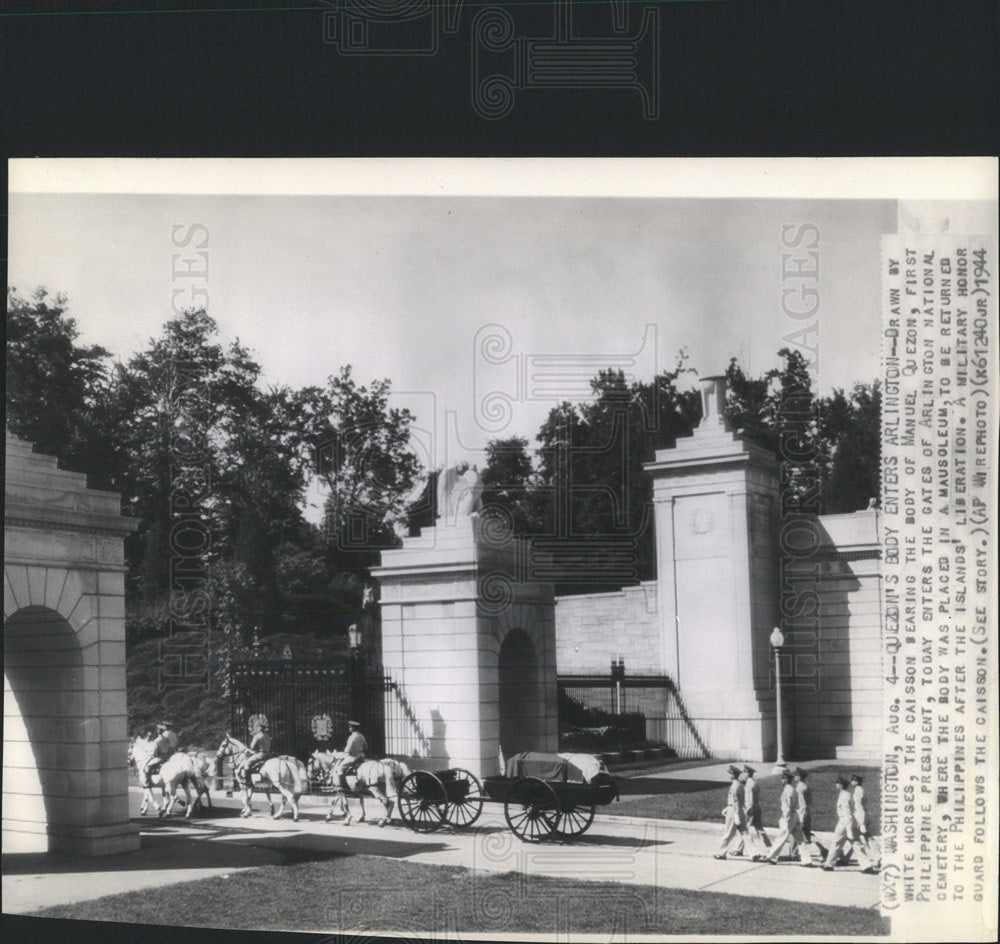 1944 Press Photo Manuel Quezon&#39;s Body Enters Arlington - Historic Images