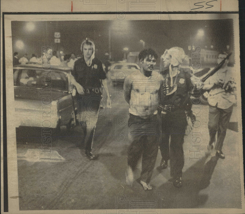 1969 Press Photo Police Lead Bloody Suspect Patrol - Historic Images