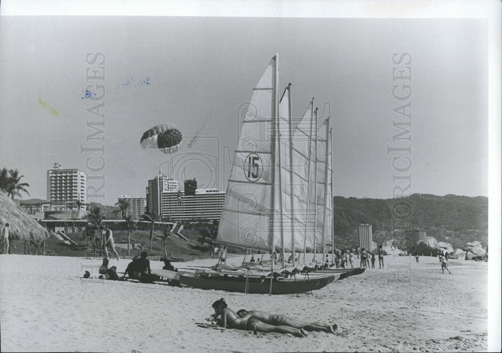 1981 Press Photo Acapulco Parasailing &amp; Catamaran Sail - Historic Images