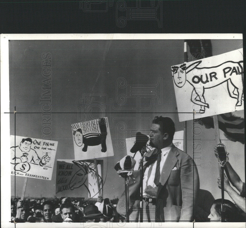 1941 Press Photo C.I.O. Aviation Director With Strikers - Historic Images