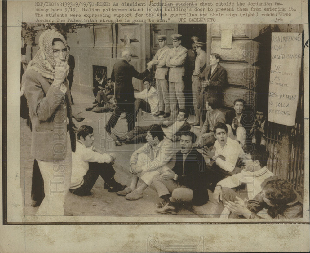 1970 Press Photo Jordanian Embassy Riots Rome Italy - Historic Images